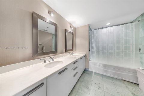 Condo in Miami, Florida, 1 bedroom № 2081138 - photo 13