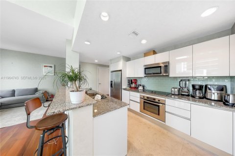 Condo in Miami, Florida, 1 bedroom № 2081138 - photo 6