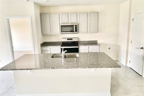 House in Tavares, Florida 3 bedrooms, 155.33 sq.m. № 1654225 - photo 3