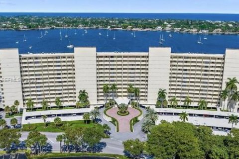 Condominio en North Palm Beach, Florida, 2 dormitorios  № 2050366