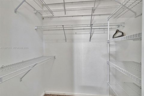 Снять в аренду виллу или дом в Уэстон, Флорида 5 спален, 319.58м2, № 1986240 - фото 28