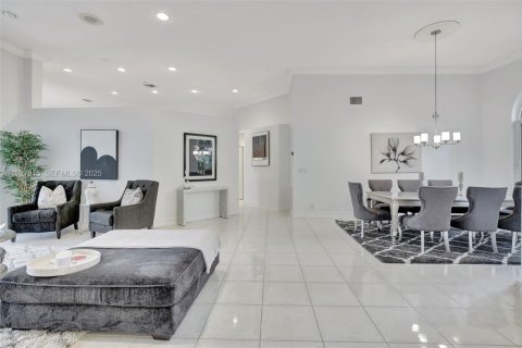 Снять в аренду виллу или дом в Уэстон, Флорида 5 спален, 319.58м2, № 1986240 - фото 7