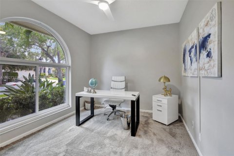 Снять в аренду виллу или дом в Уэстон, Флорида 5 спален, 319.58м2, № 1986240 - фото 9