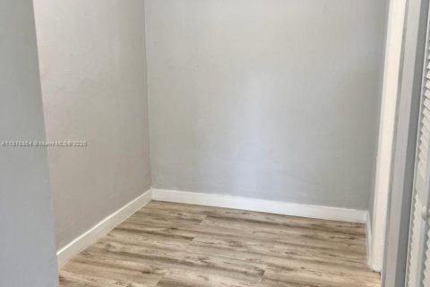 Apartment in Miami, Florida 1 bedroom, 921.22 sq.m. № 1922949 - photo 6