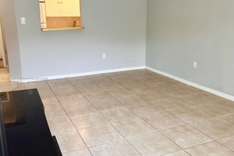 Apartment in Miami, Florida 1 bedroom, 921.22 sq.m. № 1922949 - photo 3