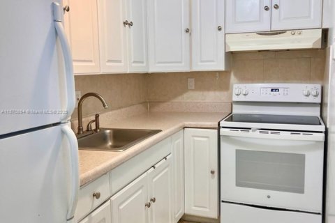 Apartment in Miami, Florida 1 bedroom, 921.22 sq.m. № 1922949 - photo 2