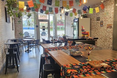 Commercial property in North Miami, Florida № 2003548 - photo 2