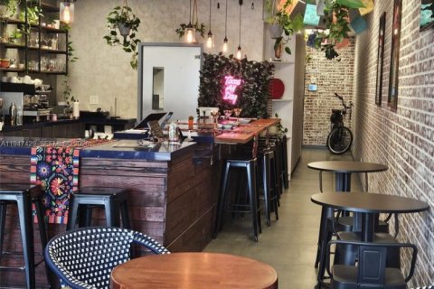 Commercial property in North Miami, Florida № 2003548