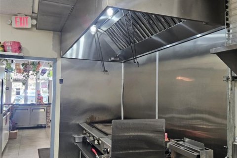 Commercial property in North Miami, Florida № 2003548 - photo 5