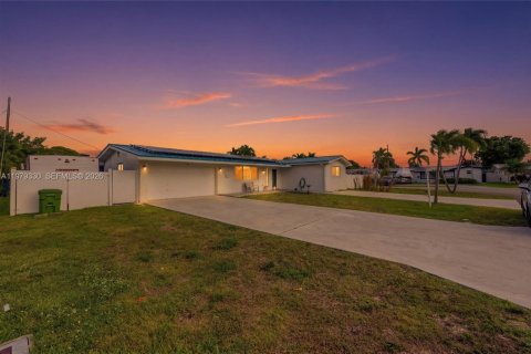 Casa en Pembroke Pines, Florida 2 dormitorios, 133.41 m2 № 2050114