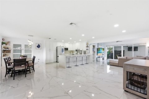 Casa en venta en Pembroke Pines, Florida, 2 dormitorios, 133.41 m2 № 2050114 - foto 5