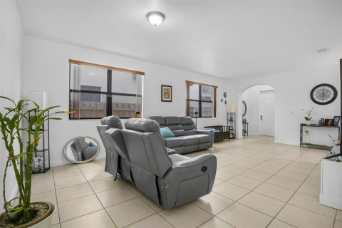 Casa en venta en Homestead, Florida, 5 dormitorios, 271.65 m2 № 1937379 - foto 5