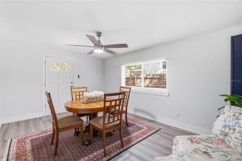 House in Largo, Florida 3 bedrooms, 121.24 sq.m. № 2236221 - photo 10