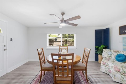 House in Largo, Florida 3 bedrooms, 121.24 sq.m. № 2236221 - photo 11