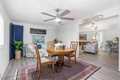 House in Largo, Florida 3 bedrooms, 121.24 sq.m. № 2236221 - photo 8