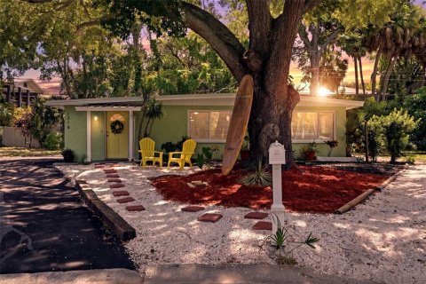 House in Largo, Florida 3 bedrooms, 121.24 sq.m. № 2236221 - photo 2