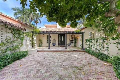House in West Palm Beach, Florida 4 bedrooms, 397.81 sq.m. № 2146763 - photo 13
