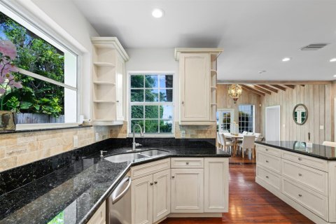 House in West Palm Beach, Florida 4 bedrooms, 397.81 sq.m. № 2146763 - photo 26