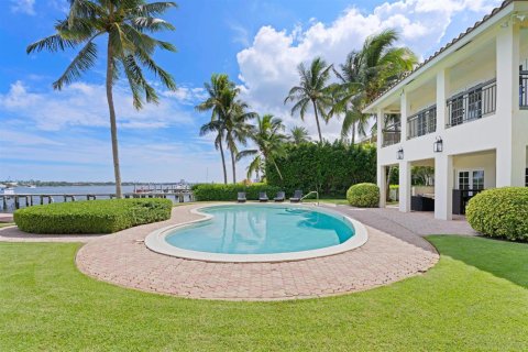 House in West Palm Beach, Florida 4 bedrooms, 397.81 sq.m. № 2146763 - photo 3