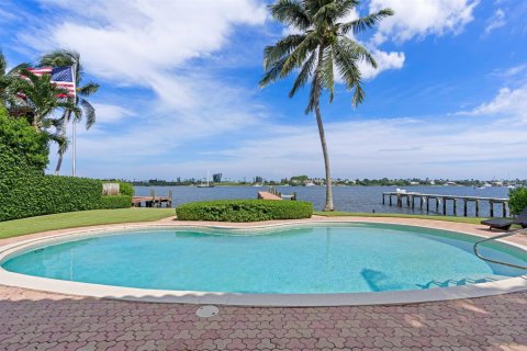 House in West Palm Beach, Florida 4 bedrooms, 397.81 sq.m. № 2146763 - photo 6