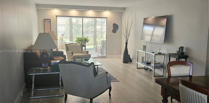 Кондоминиум с 2 спальнями в Коконат Крик, Флорида № 1958053