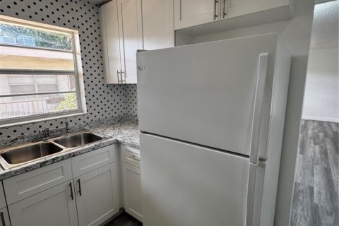 Condominio en alquiler en Hollywood, Florida, 2 dormitorios, 83.61 m2 № 1923614 - foto 13