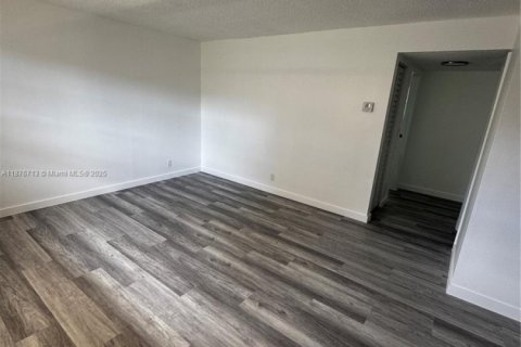 Condominio en alquiler en Hollywood, Florida, 2 dormitorios, 83.61 m2 № 1923614 - foto 15