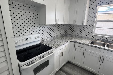 Condominio en alquiler en Hollywood, Florida, 2 dormitorios, 83.61 m2 № 1923614 - foto 10