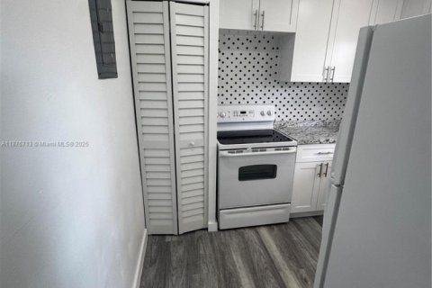 Condominio en alquiler en Hollywood, Florida, 2 dormitorios, 83.61 m2 № 1923614 - foto 9