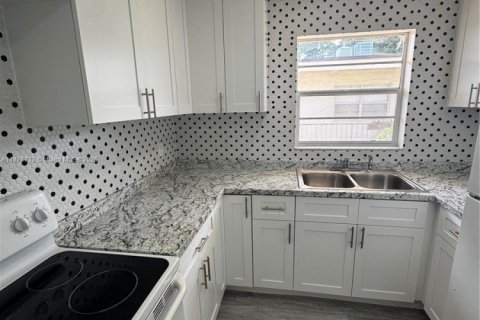 Condominio en alquiler en Hollywood, Florida, 2 dormitorios, 83.61 m2 № 1923614 - foto 11