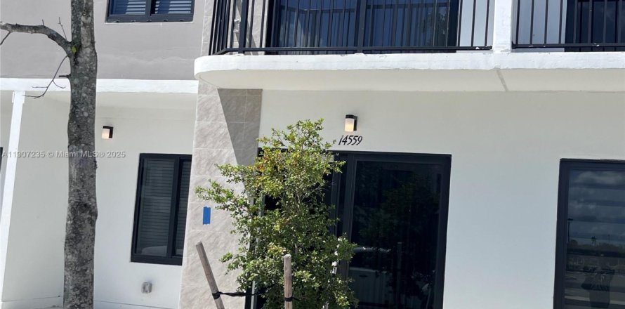 Townhouse in Homestead, Florida 4 bedrooms, 129.88 sq.m. № 1963651