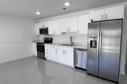 Townhouse in Homestead, Florida 4 bedrooms, 129.88 sq.m. № 1963651 - photo 8