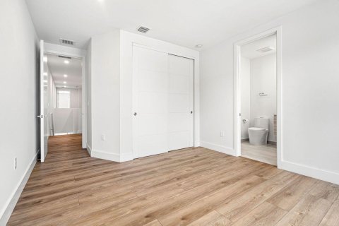 Propiedad comercial en venta en Fort Lauderdale, Florida, 397.81 m2 № 2407318 - foto 23