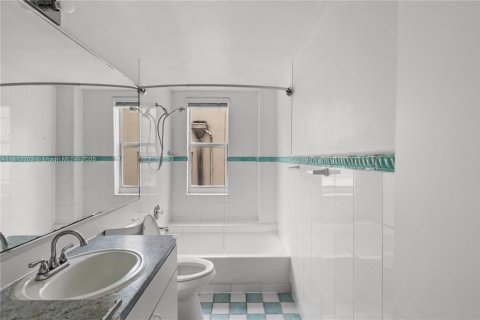 Condo in Miami Beach, Florida, 1 bedroom  № 1931427 - photo 12