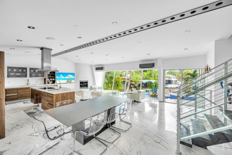 House in Fort Lauderdale, Florida 4 bedrooms, 285.49 sq.m. № 2389924 - photo 8