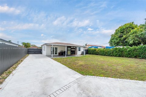 House in Hialeah, Florida 3 bedrooms, 84.73 sq.m. № 1768712 - photo 6