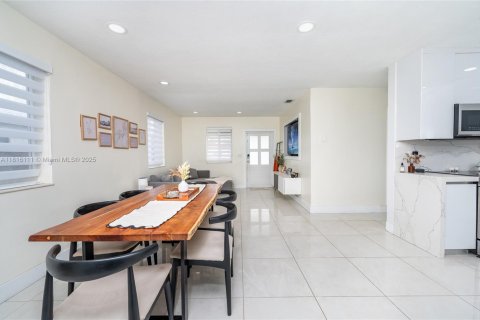 House in Hialeah, Florida 3 bedrooms, 84.73 sq.m. № 1768712 - photo 8