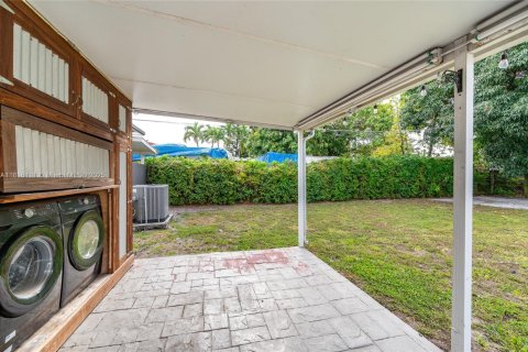 House in Hialeah, Florida 3 bedrooms, 84.73 sq.m. № 1768712 - photo 3