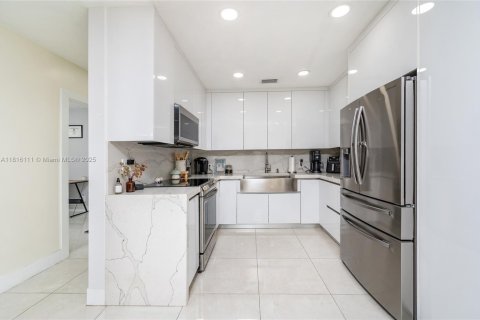 House in Hialeah, Florida 3 bedrooms, 84.73 sq.m. № 1768712 - photo 10