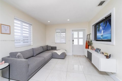 House in Hialeah, Florida 3 bedrooms, 84.73 sq.m. № 1768712 - photo 7