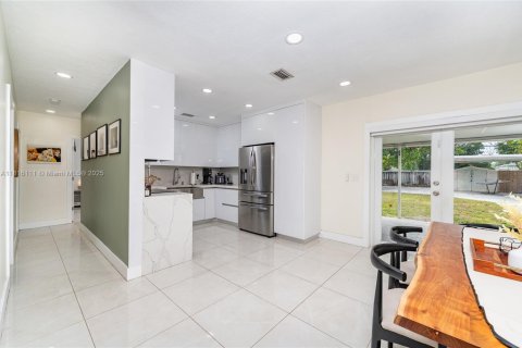 House in Hialeah, Florida 3 bedrooms, 84.73 sq.m. № 1768712 - photo 11