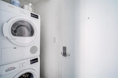 Condo in Miami, Florida, 2 bedrooms  № 2024051 - photo 16