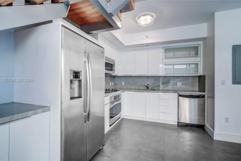 Condo in Miami, Florida, 2 bedrooms  № 2024051 - photo 11