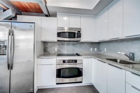 Condo in Miami, Florida, 2 bedrooms  № 2024051 - photo 10