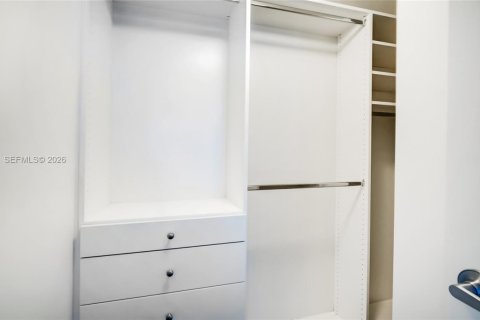 Condo in Miami, Florida, 2 bedrooms  № 2024051 - photo 23