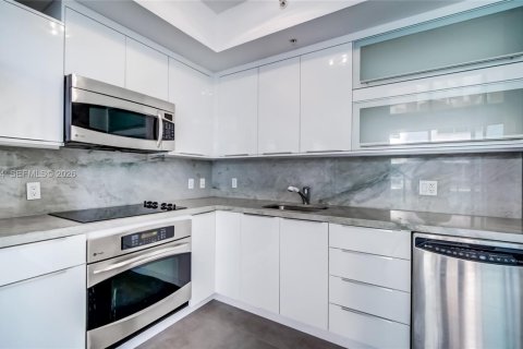 Condo in Miami, Florida, 2 bedrooms  № 2024051 - photo 9