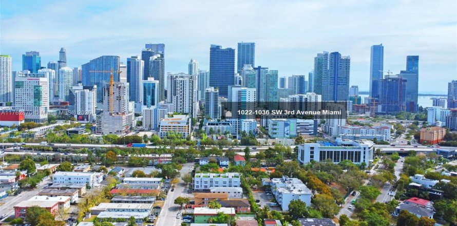 Commercial property in Miami, Florida № 1860612