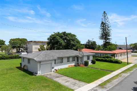 House in Dania Beach, Florida 3 bedrooms, 186.92 sq.m. № 1764505 - photo 2