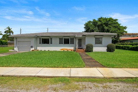 House in Dania Beach, Florida 3 bedrooms, 186.92 sq.m. № 1764505 - photo 1