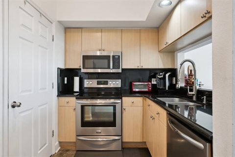 Condo in Orlando, Florida, 2 bedrooms  № 2220700 - photo 16